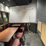 地鶏もも焼き 鳥刺し とりさくせす - 店内 テーブル席