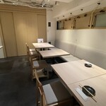 地鶏もも焼き 鳥刺し とりさくせす - 店内 テーブル席