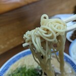 純とんこつ無双 - 中太の麺　製麺屋がいいのか麺が旨い