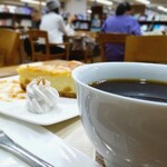 MJ BOOK CAFE　ｂｙ Mi Cafeto - アップルメープルチーズケーキ(￥440)、ブレンドコーヒー(￥300)。100円引きで640円になりました！