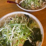 畔鐘 - 深谷ねぎ塩ラーメン（手前）