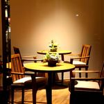 カフェサブヒロ - 外はガラス貼りになっているお席もご用意しています。