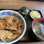 炭火焼豚丼 七凛茶屋坊ず - 普通盛りのご飯100g減量