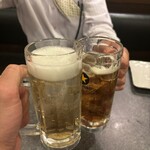 かしら屋 - 先づは乾杯です。　奥はあきら先輩さんの黒、手間は私の白