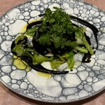 レフ アオキ - メイン 魚：帆立のラビオリイカ墨ソース