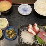 魚亥子 - 朝〆ヒラメ、活〆かんぱち、柳だこ刺身盛1,200円