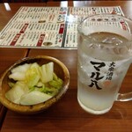 大衆酒場 マル八 - 突き出しとレモンサワー