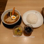 Monky SPICE - ●チキンレッグ　1,342円
                      ■レギュラースープ（大盛り無料）
                      ●マントヒヒ（5辛）33円
                      ●ご飯400g　154円
                      ■ランチ時にはサラダとドリンクが無料となる
                      
                      合計　1,518円を注文してみた