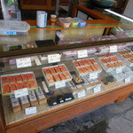 三ツ山羊羹本舗 - 商品が並んでいます