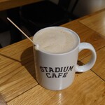 スタジアムカフェ - 大きめのマグカップに並々と注がれたカフェオレ。