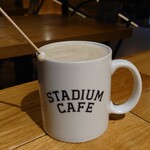 スタジアムカフェ - 野球っぽいロゴ入りのマグカップで提供されます。