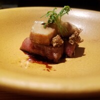 日本焼肉はせ川 別亭 銀座店 - 滋賀の亀井牧場の30ヶ月肥育の近江牛のフィレ … ブルガリア産のフォアグラをのせて、福井の地がらし
                    