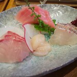 うお佐食堂 - 大根のツマもくるんと丸めてあったりと手が込んでる