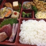 秀寿し - 本日の日替わり弁当550円。かき揚げはシラウオ。焼き魚はニシン。