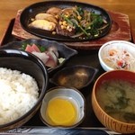 バイキング - ステーキセット1300円。店の名に海鮮とあるだけに刺身付き。