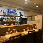 かき吉 - カウンター席でお酒を楽しめます。