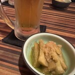 焼鶏 明日楽 - 生ビールとお通し（秋ナスのお浸し）