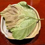 日々魚数寄 東木 - 焼物 葛の葉 本しめじのど黒巻き 柿胡桃だれ