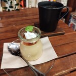 Spice&Cafe Famfam - 瓶詰めチャイプリン220円、竹炭コーヒー300円