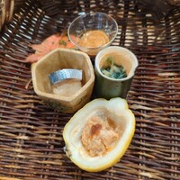 銀座 きた川 - 小肌ラフランスみぞれ和え、リンゴチップの燻製塩辛、北寄貝燻製ぬた和え、河豚油通しあん肝和え