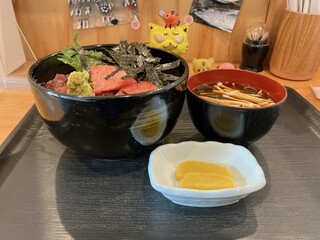 Kishuu Katsuura Hinodemaru - 上まぐろ丼　2,090円（税込）　※横からも