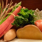 Sumibiyaki Hinotori Yokohama - 鎌倉と築地まで直接行って仕入れており、地元の野菜やスーパーや八百屋では手に入らない珍しい野菜を提供しております。