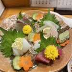 居酒屋 ろくだん - 刺身盛り合わせ　かんぱち、ひらめ、烏賊、まぐろ　どれも新鮮で美味しい！ひらめはエンガワも入っているのが嬉しい。