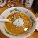 らぁめん 一福 - ドボン用のご飯をドボン。こんなの美味しいに決まってる。