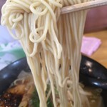 広島らーめん　平の家 - 麺は素直なストレートで歯切れも良い
