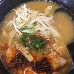 広島らーめん　平の家 - デフォの豚骨醤油に辛みというか 辛味噌を乗せただけのような見た目 ⤵︎