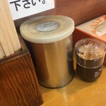 広島らーめん　平の家 - 卓上の調味料など