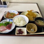 魚市場食堂 - 大漁定食2200円