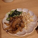 大衆すき焼き とみい - ナムル盛り合わせ
      小松菜、ゴボウ、もやし