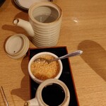 大衆すき焼き とみい - 手前から
      醤油
      ザラメ
      ただの水。　あれ？前来た時は割下だったはず？？