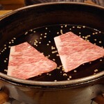 大衆すき焼き とみい - ザブトンのお肉から。
