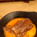 大衆すき焼き とみい - 軽く焼いて、卵液へ。