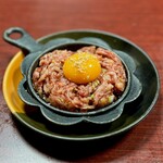 焼肉幸泉 - 炙りユッケ