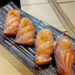 魚の店 オカモ倶楽部 - サーモン炙りポン酢(2貫) 550円