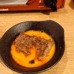 大衆すき焼き とみい - サガリのお肉、卵液へ