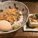 タイニーカフェ - 納豆丼煮卵付き、冷奴