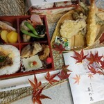 楽 - 彩りお弁当に天ぷらの盛り合わせもチョイスなかなか豪華です。