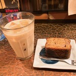 タイニーカフェ - アイスチャイ、バナナケーキ