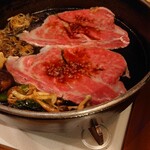 大衆すき焼き とみい - ロース、焼いてます。