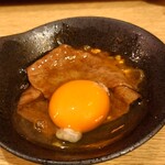 大衆すき焼き とみい - 卵液少なくなってきたから、卵を追加。
      １個１５０円。追加料金かかります。