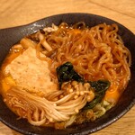 大衆すき焼き とみい - 野菜を卵液へ