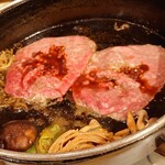 大衆すき焼き とみい - シンシン、焼いてます。