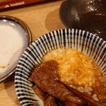 大衆すき焼き とみい - 残った卵液を、ご飯へ。
      これぞ、贅沢なＴＫＧ！サガリのお肉付き❤