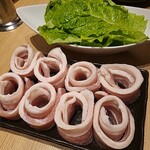 焼肉ホルモン 炎風 春日井店 - サムギョプサル　1080円　（サンチュ、豚肉、キムチ）