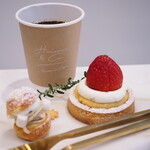 Hiromi&co sweets&coffee - 苺のカスタードタルト（890円） ホットコーヒー（440円）