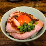 麺処 有彩 - 燻レアチャー丼＋卵黄
